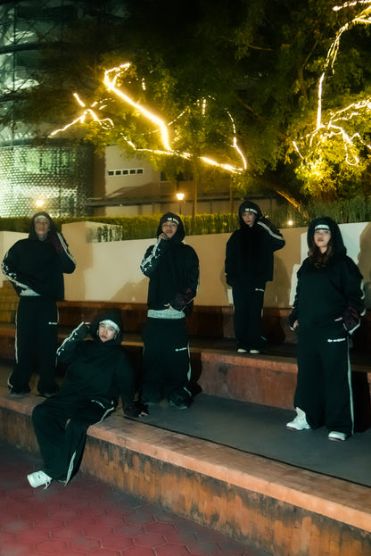 SNKE Hoodie in Sleek black