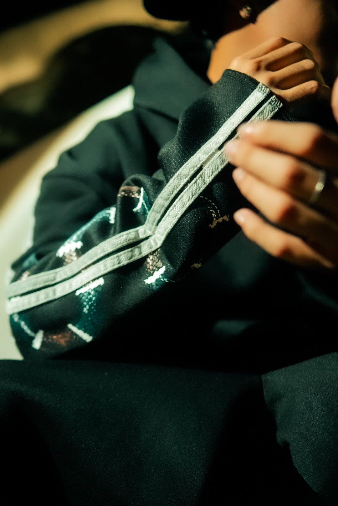 SNKE Hoodie in Sleek black
