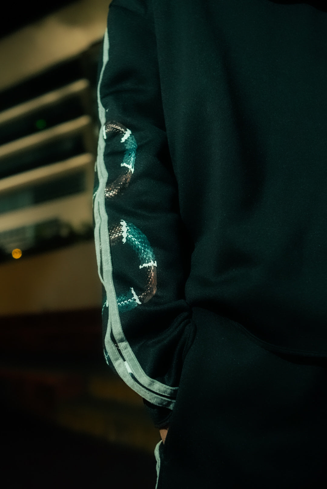 SNKE Hoodie in Sleek black